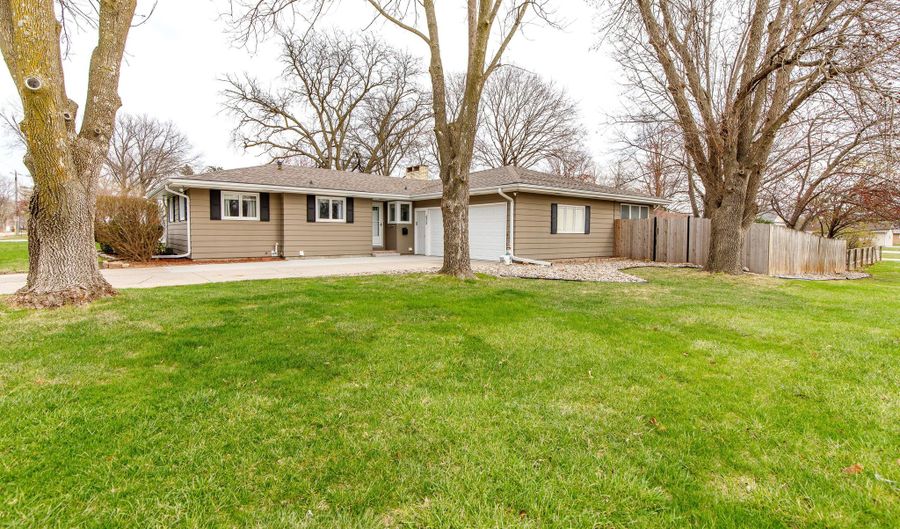 632 20th St, Ames, IA 50010 - 4 Beds, 3 Bath