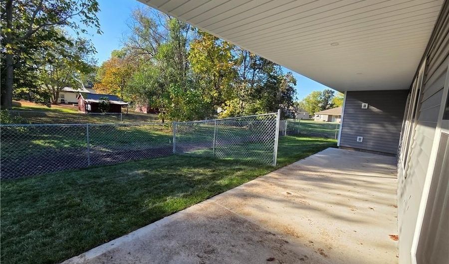 32 E 7th St, Adrian, MO 64720 - 3 Beds, 2 Bath