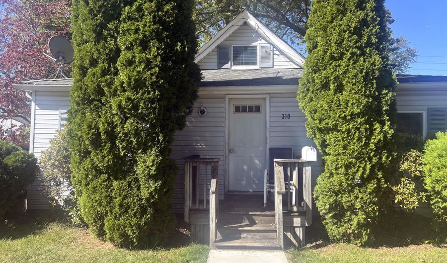 310 East Rd, Belford, NJ 07718 - 2 Beds, 1 Bath
