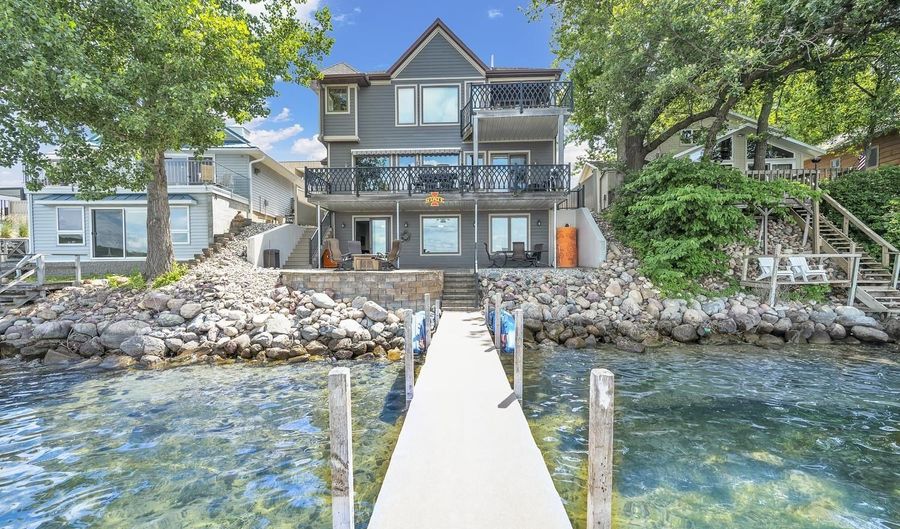 325 Lakeshore Dr, Arnolds Park, IA 51331 - 4 Beds, 4 Bath