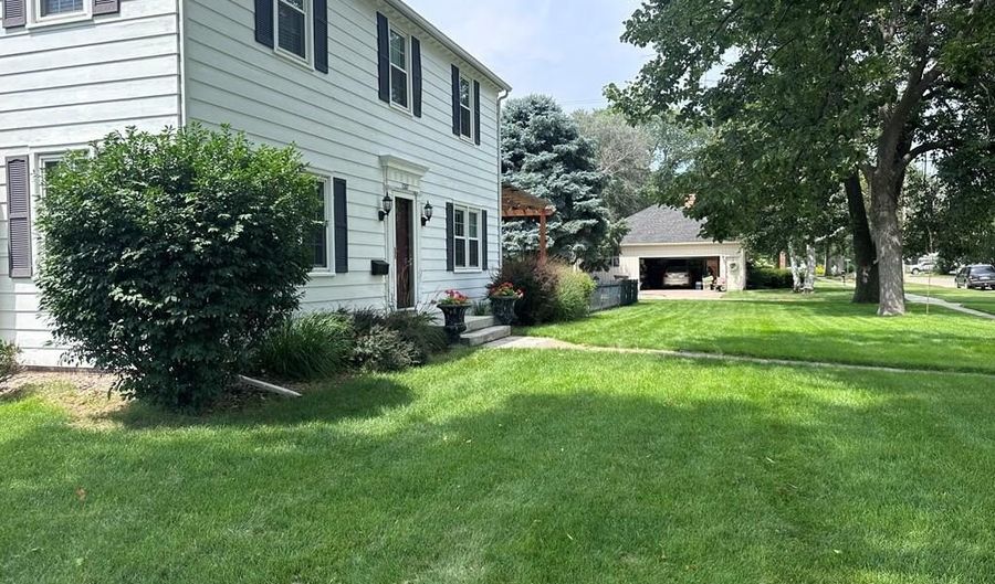 1207 8th St, Aurora, NE 68818 - 4 Beds, 1 Bath