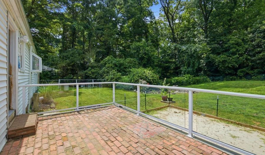 16 Ramblewood Dr, Branford, CT 06405 - 3 Beds, 2 Bath