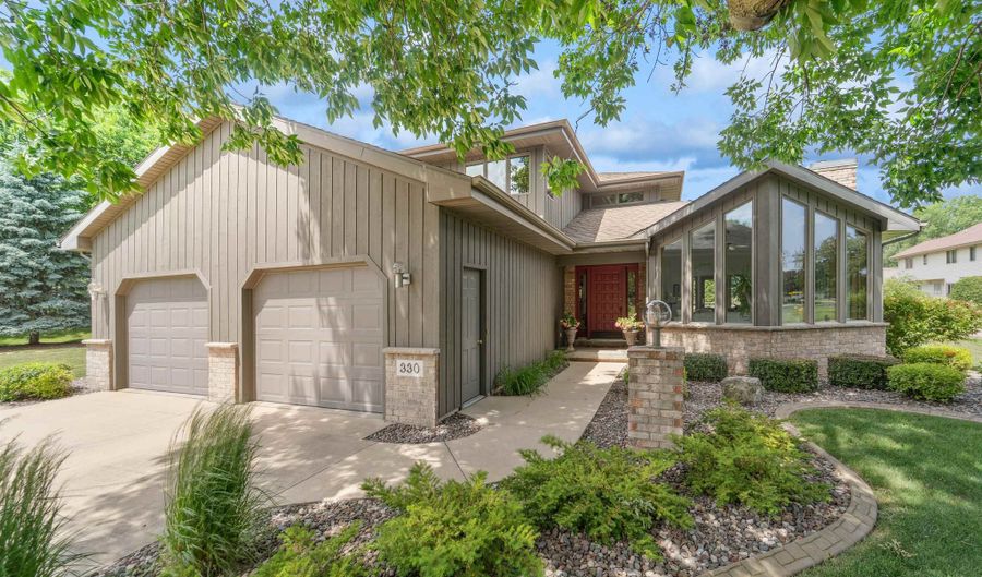 330 W FLORIDA Ave, Appleton, WI 54911 - 3 Beds, 3 Bath