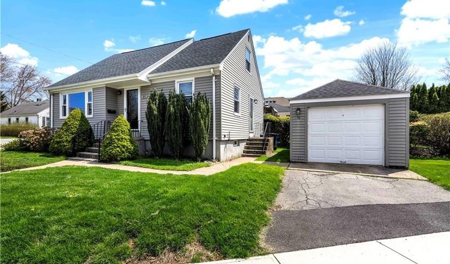 19 Hillside Ave, Newport, RI 02840 - 3 Beds, 2 Bath