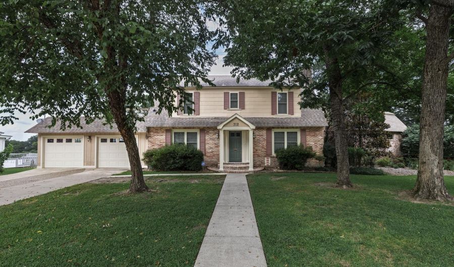 312 Riverside Dr, Arkadelphia, AR 71923 - 4 Beds, 3 Bath