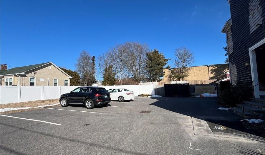 190 E Main Rd 3, Middletown, RI 02842 - 2 Beds, 2 Bath