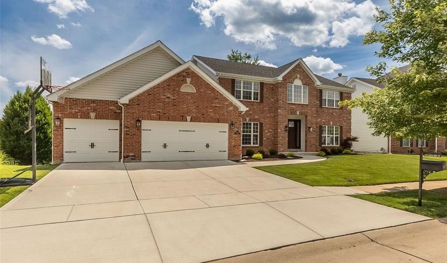 733 Castle Ridge Dr, Ballwin, MO 63021 - 4 Beds, 4 Bath