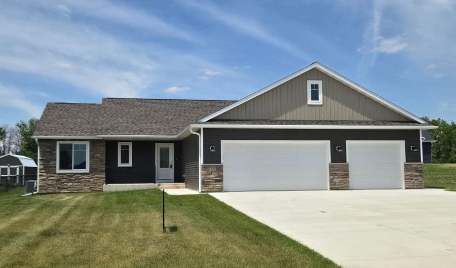 1309 18th St NE, Austin, MN 55912 - 2 Beds, 2 Bath
