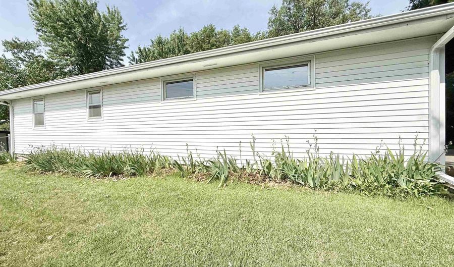1907 Monroe St, Beatrice, NE 68310 - 3 Beds, 2 Bath