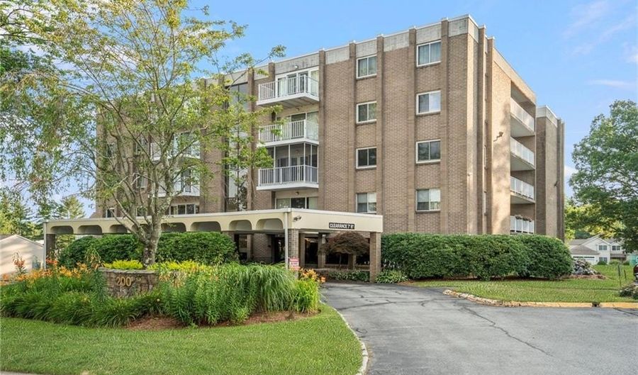 200 Hoffman Ave 402, Cranston, RI 02920 - 2 Beds, 2 Bath