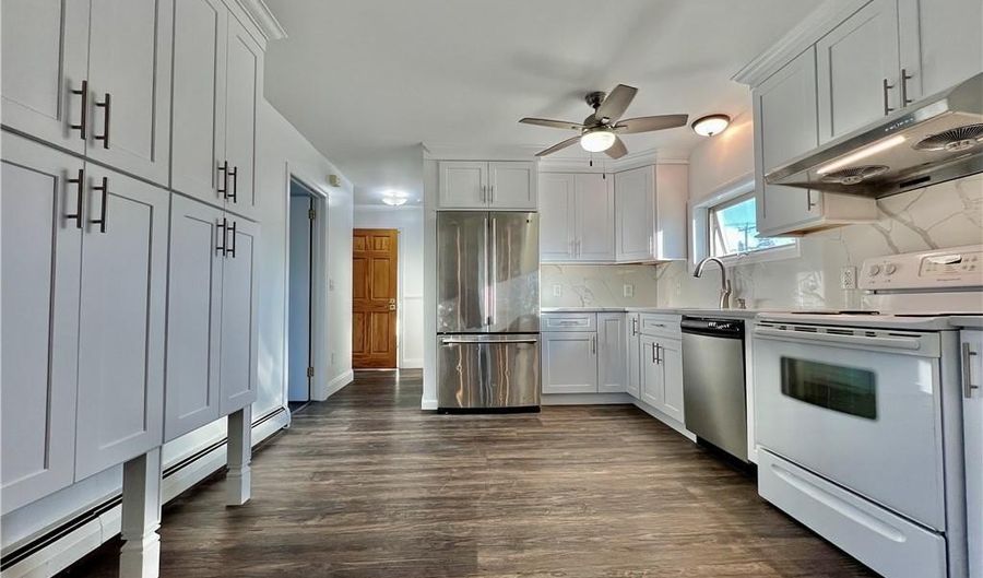 826 Oldfield Rd 2nd Fl+3rd Fl, Fairfield, CT 06824 - 3 Beds, 2 Bath