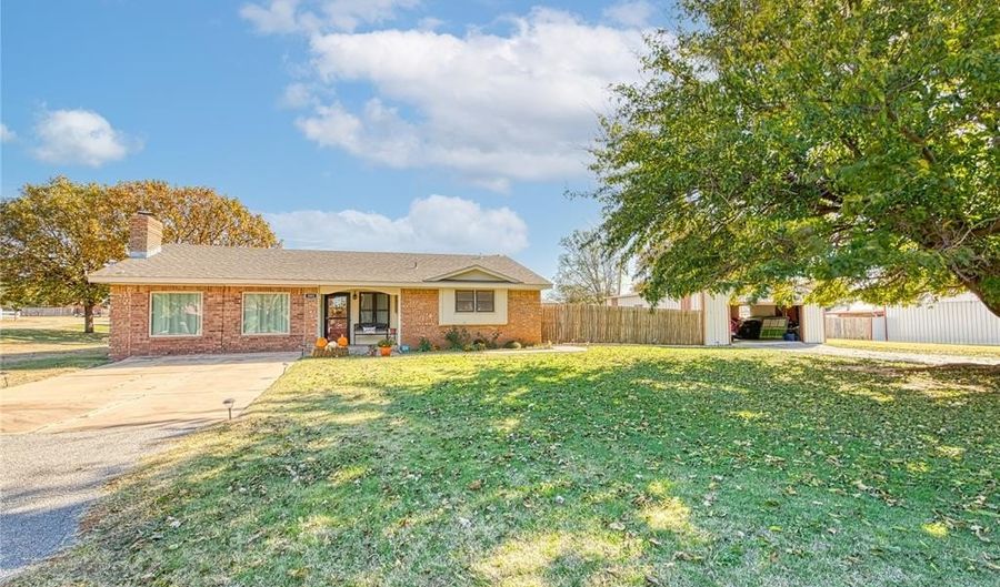 301 S 14th St, Arapaho, OK 73620 - 3 Beds, 2 Bath