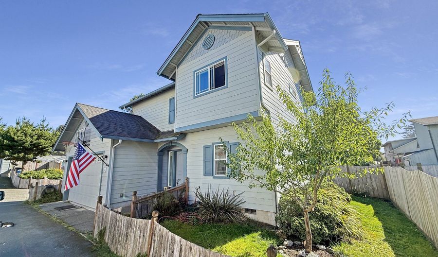 731 3RD St Unit C / 3 C / 3, Brookings, OR 97415 - 3 Beds, 2 Bath