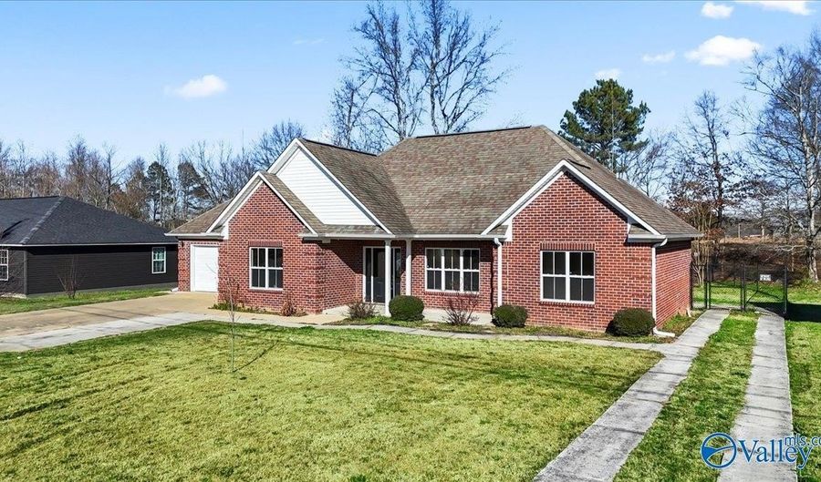 160 Shaw St, Albertville, AL 35950 - 3 Beds, 2 Bath