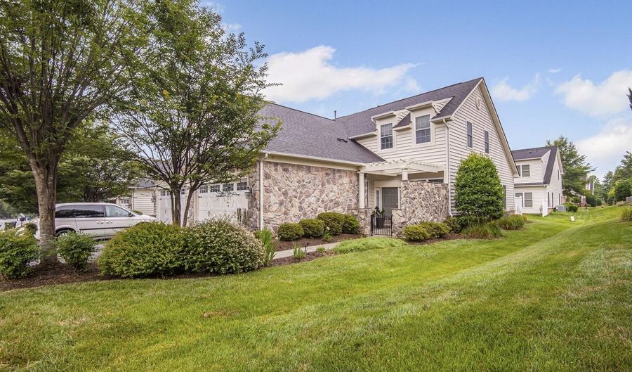 44357 OAKMONT MANOR Sq, Ashburn, VA 20147 - 3 Beds, 3 Bath