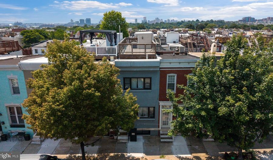 330 S CLINTON St, Baltimore, MD 21224 - 3 Beds, 4 Bath