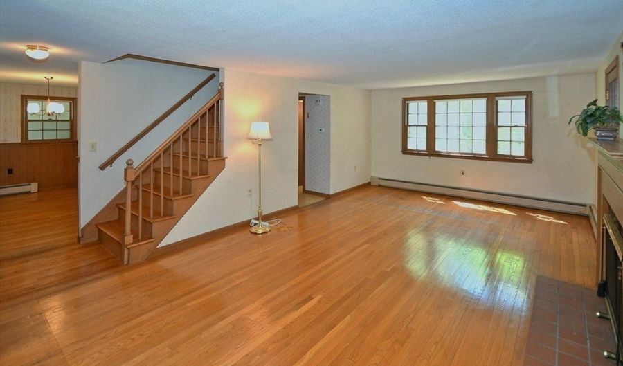 4 Applecrest Rd, Andover, MA 01810 - 4 Beds, 2 Bath