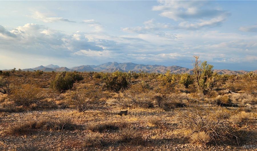 2204 S Six Shooter Rd, Yucca, AZ 86438 - 0 Beds, 0 Bath