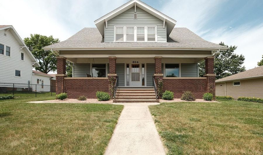 804 6th Ave, Alton, IA 51003 - 4 Beds, 2 Bath