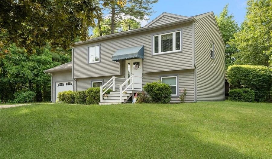 40 Red Oak Dr, Coventry, RI 02816 - 4 Beds, 2 Bath