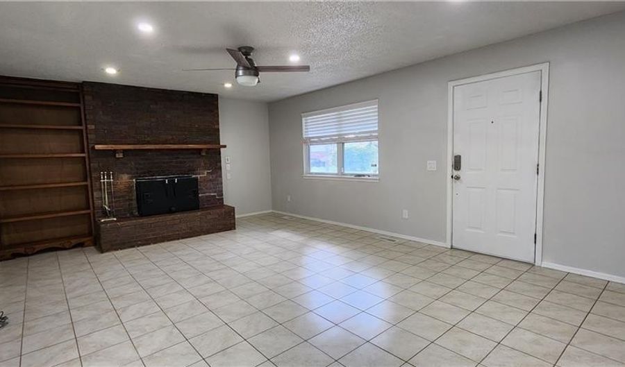 811 SE G Str St, Bentonville, AR 72712 - 2 Beds, 2 Bath