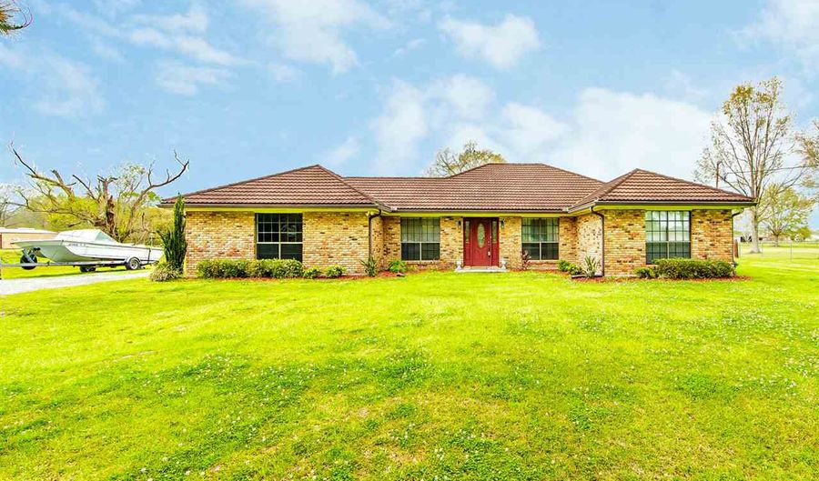 1012 Bayou Blue Bypass Rd, Thibodaux, LA 70301 - 4 Beds, 2 Bath