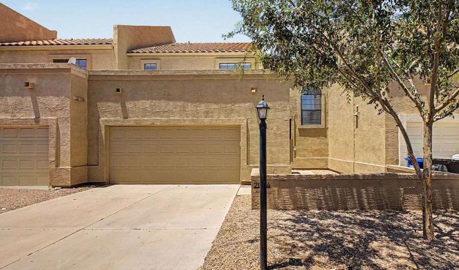 2084 N SUNSET Dr, Chandler, AZ 85225 - 3 Beds, 3 Bath