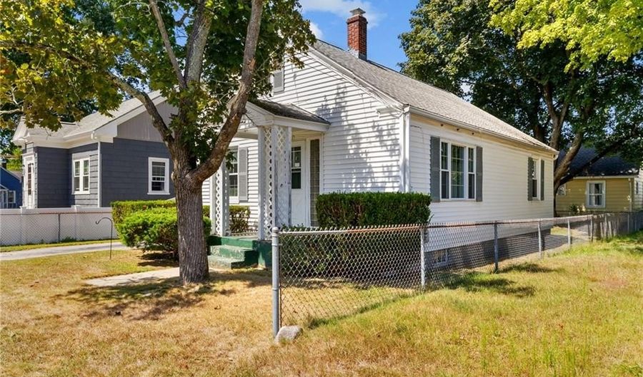 112 Oakton St, Woonsocket, RI 02895 - 3 Beds, 1 Bath