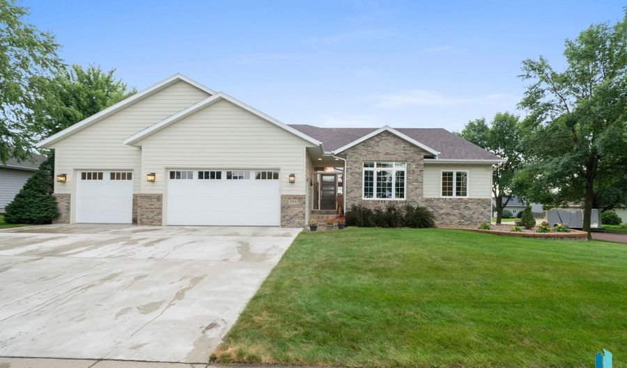 304 S Country Club Ave, Brandon, SD 57005 - 4 Beds, 4 Bath