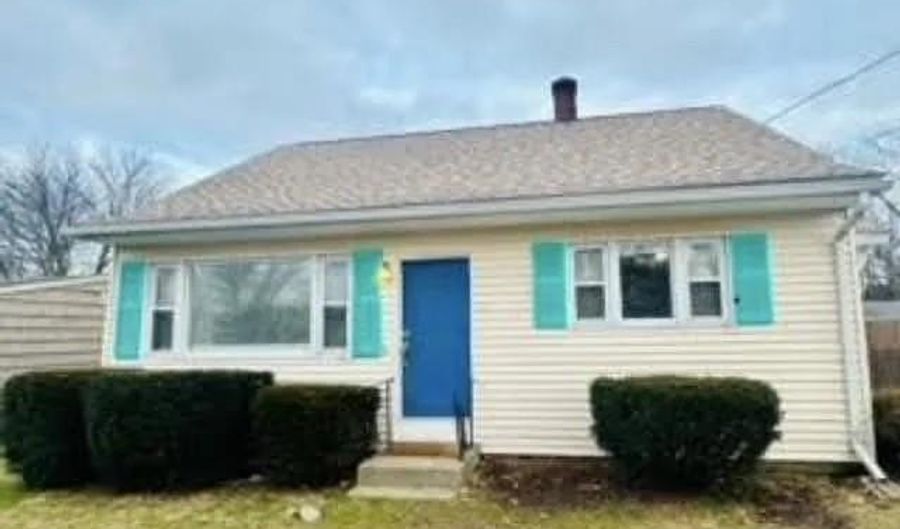 42 Greenway Dr, Bristol, RI 02809 - 4 Beds, 1 Bath
