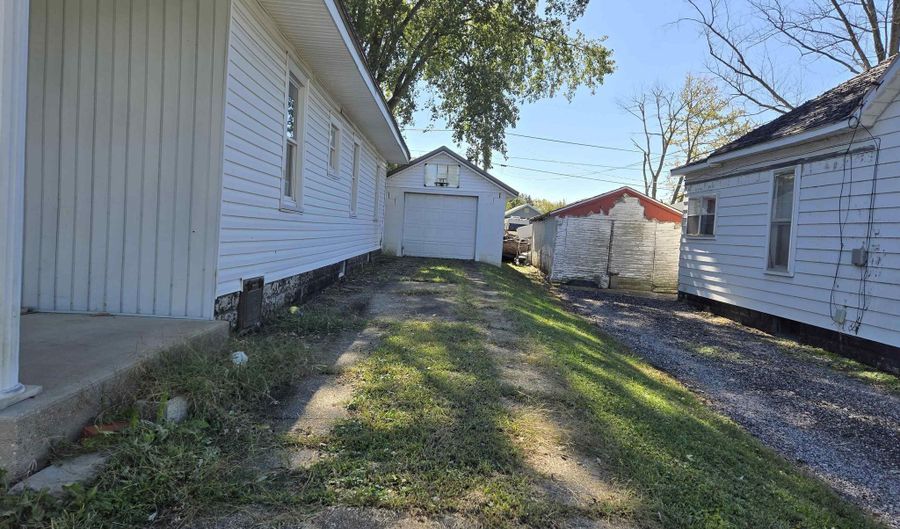 909 W 4th St, Bicknell, IN 47512 - 2 Beds, 2 Bath