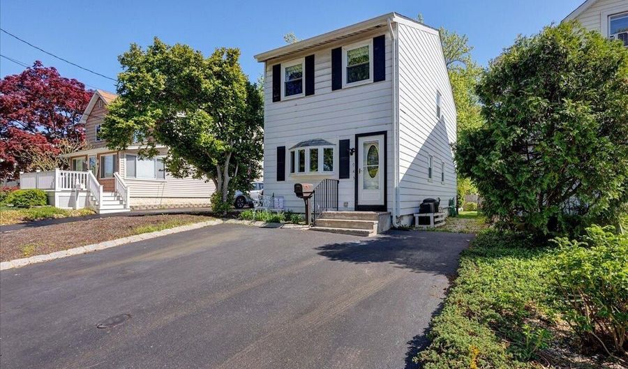 945 N Concourse, Aberdeen, NJ 07735 - 2 Beds, 1 Bath