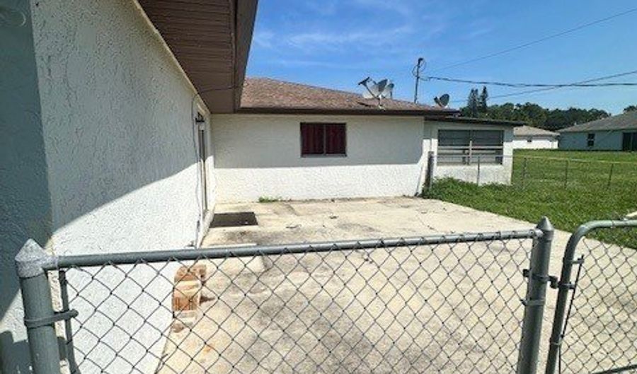 2175 Wyandotte Ave, Alva, FL 33920 - 2 Beds, 1 Bath