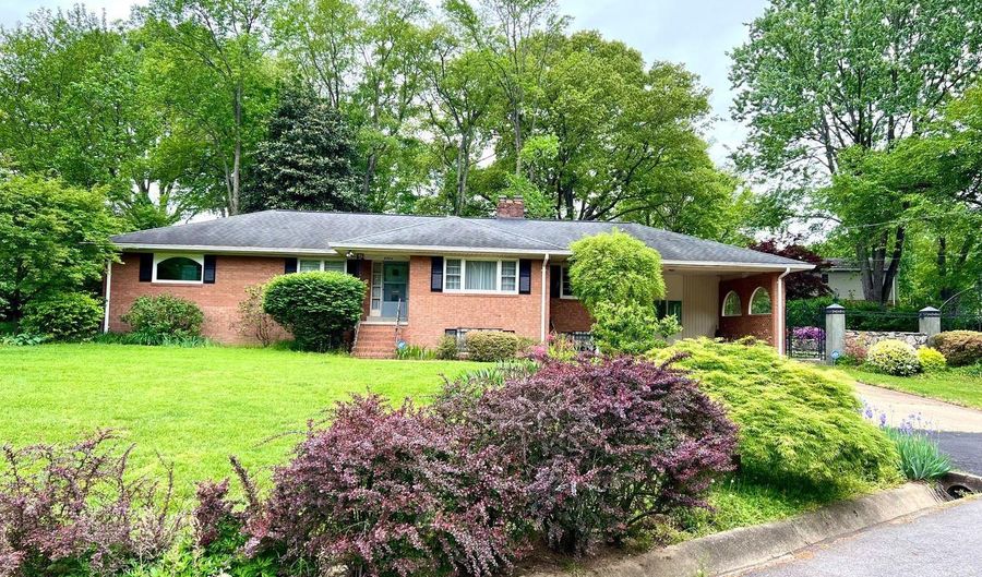 8904 BRIDGEHAVEN Ct, Alexandria, VA 22308 - 5 Beds, 3 Bath