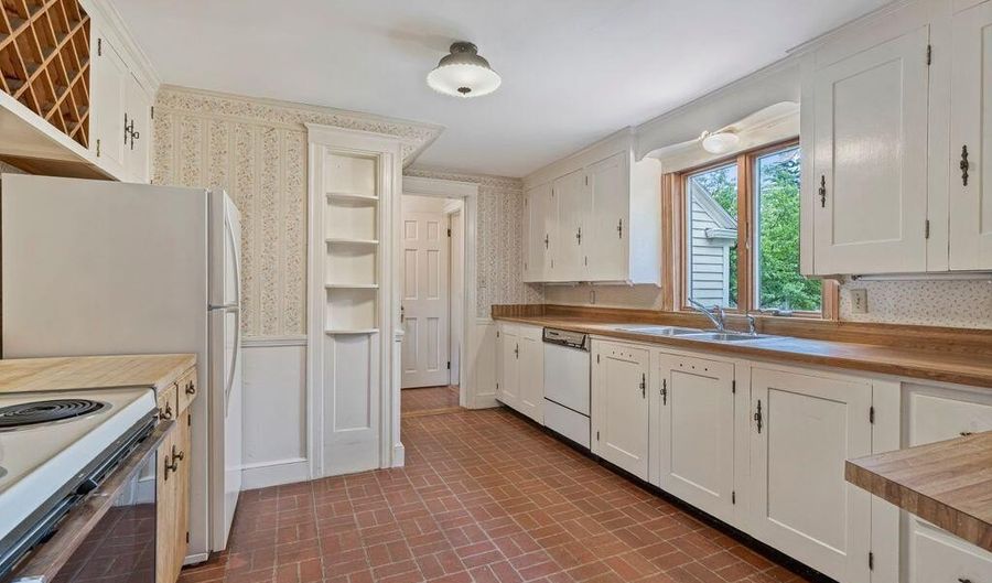 5 Phillips Rd, Falmouth, ME 04105 - 3 Beds, 2 Bath