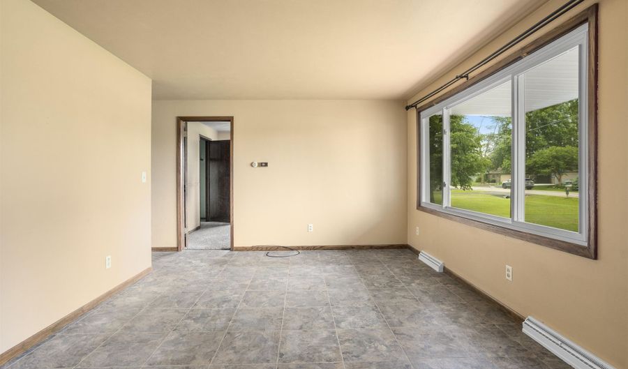 W5646 VANS Road, Appleton, WI 54915 - 5 Beds, 2 Bath