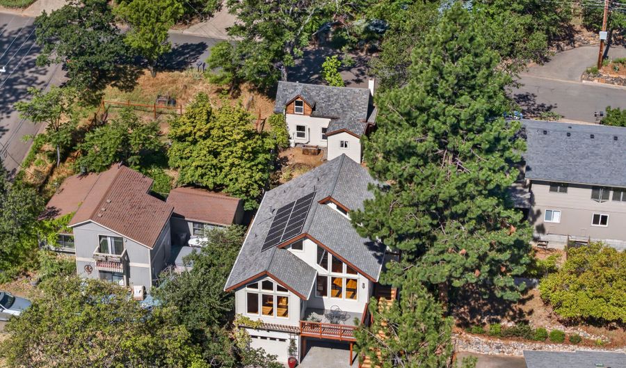 307 Hillcrest St, Ashland, OR 97520 - 4 Beds, 4 Bath