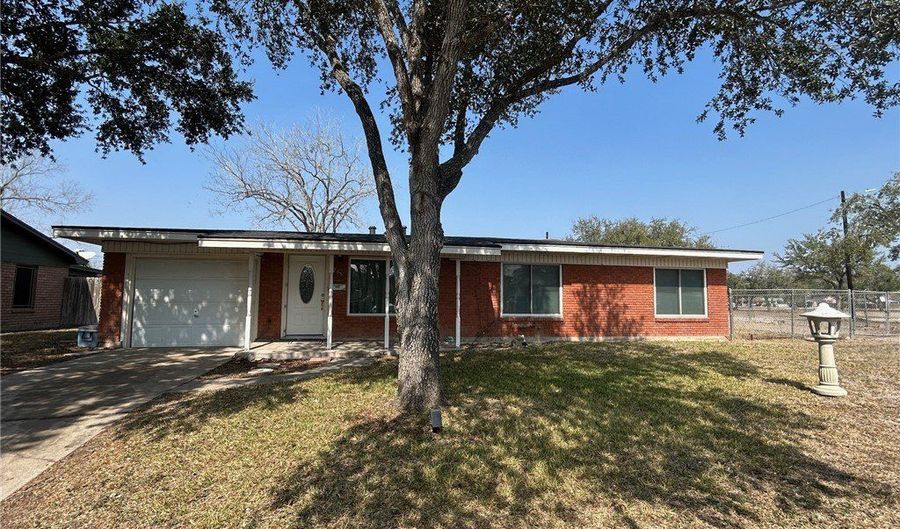 1005 Loma St, Alice, TX 78332 - 3 Beds, 1 Bath