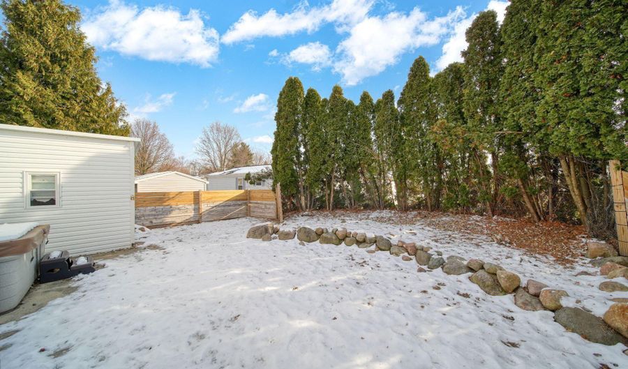 217 Red River Dr, Adrian, MI 49221 - 2 Beds, 1 Bath