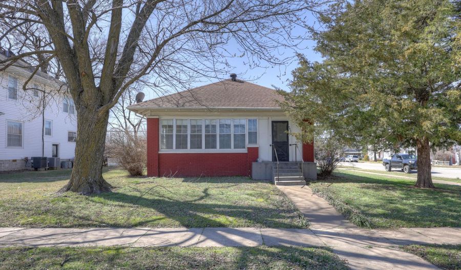 905 East Ave, Baxter Springs, KS 66713 - 3 Beds, 2 Bath