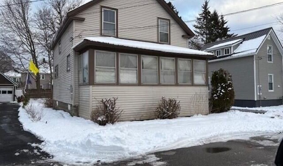 27 Dexter St, Bangor, ME 04401 - 3 Beds, 1 Bath