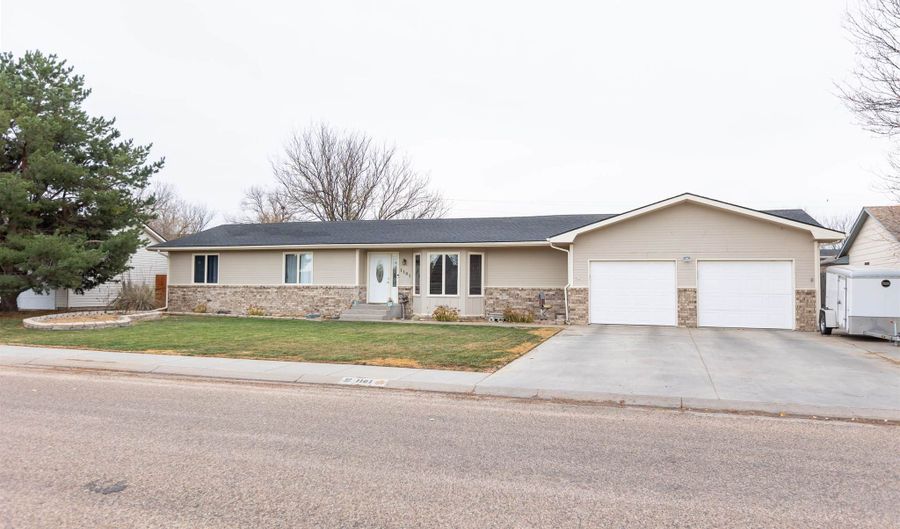 1101 W Wheat Ave, Ulysses, KS 67880 - 6 Beds, 3 Bath