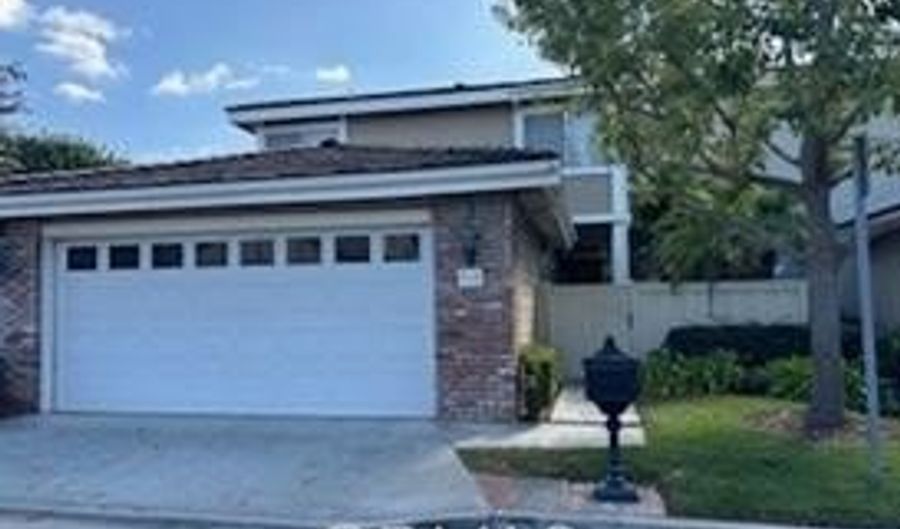 915 S Ridgecrest Cir, Anaheim, CA 92807 - 4 Beds, 3 Bath