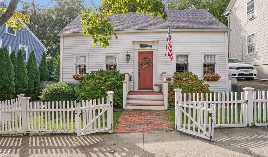 27 King St, East Greenwich, RI 02818 - 2 Beds, 2 Bath