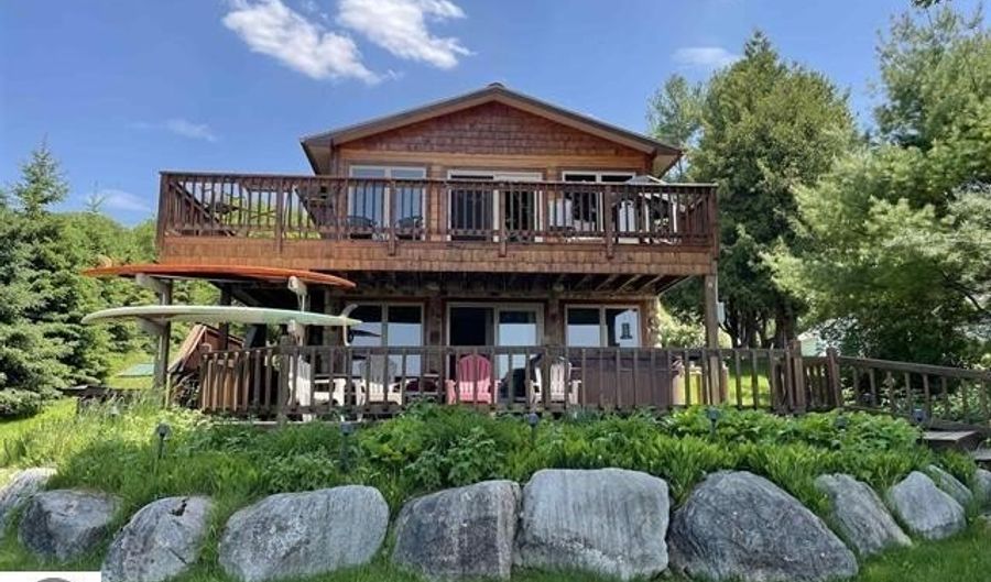 11282 SE Torch Lake Dr, Alden, MI 49612 - 5 Beds, 3 Bath