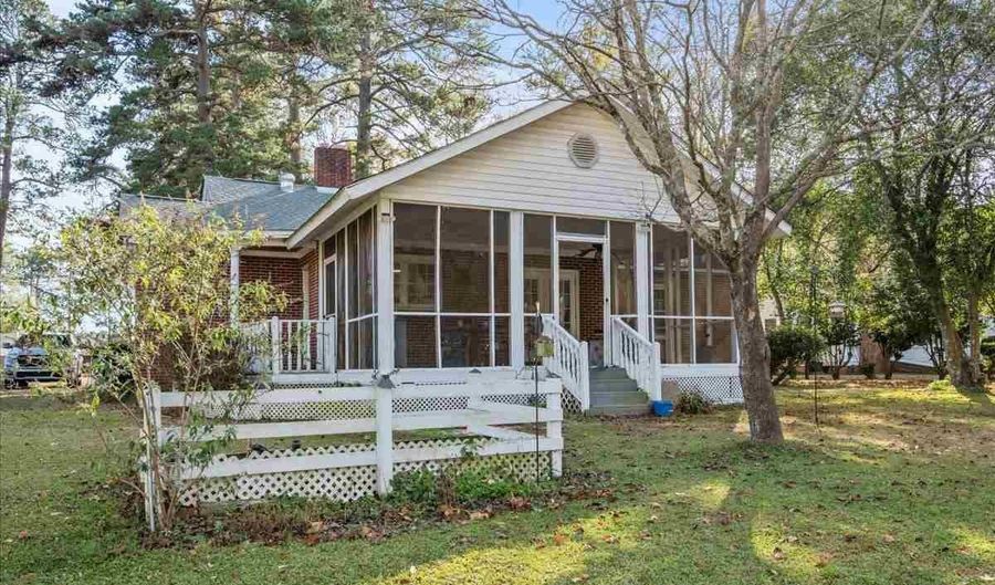 931 E Main St, Bennettsville, SC 29512 - 3 Beds, 2 Bath