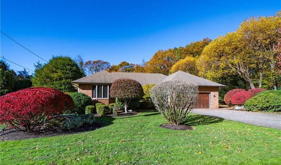 40 Phenix Ridge Dr, Cranston, RI 02921 - 3 Beds, 2 Bath