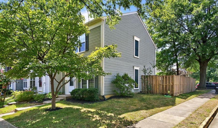6609 MORNING VIEW Ct, Alexandria, VA 22315 - 2 Beds, 2 Bath