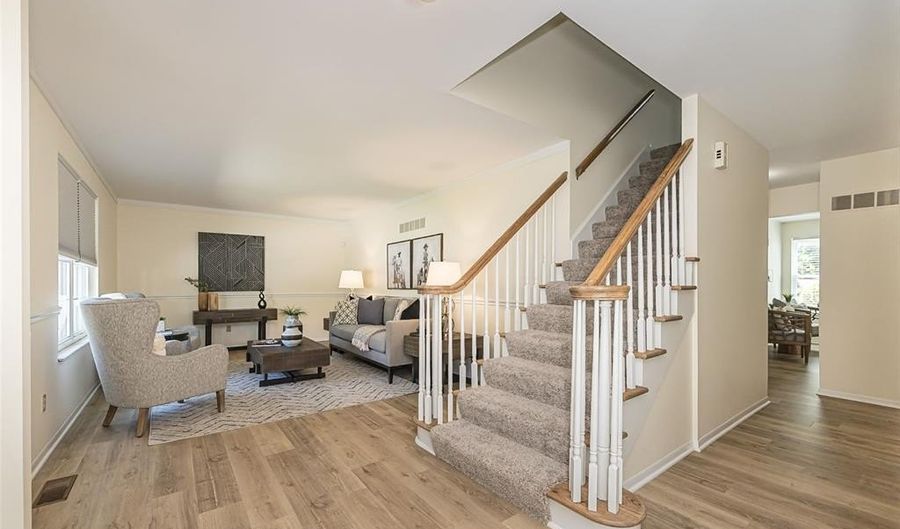716 Reinke Rd, Ballwin, MO 63021 - 5 Beds, 3 Bath