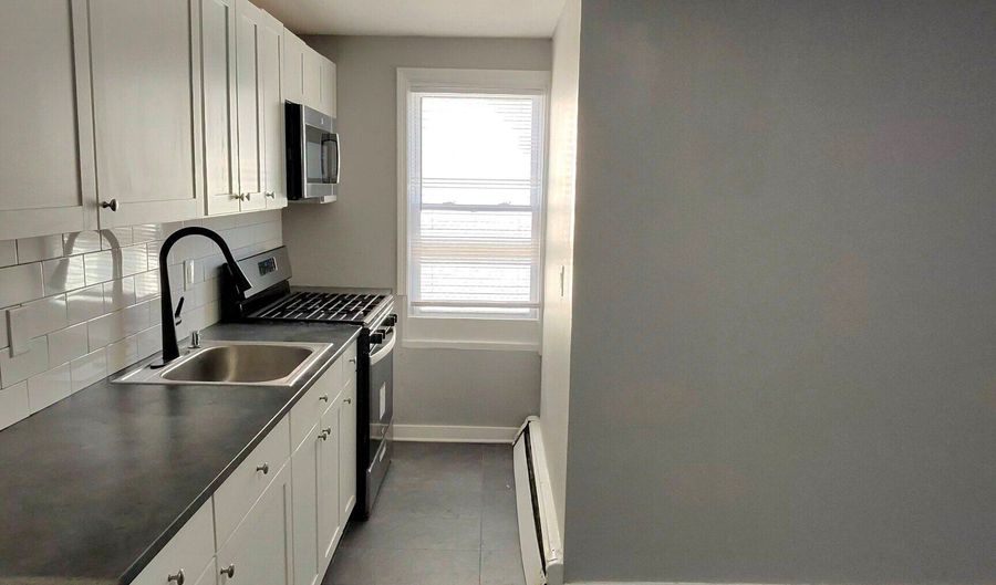 982 Pembroke St 2L, Bridgeport, CT 06608 - 4 Beds, 1 Bath